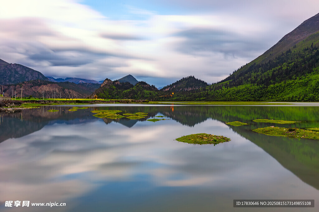 宁静山水湖景倒影如画