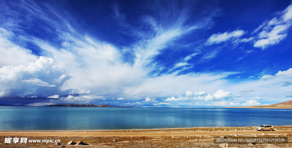 蓝天碧水间的壮美湖景