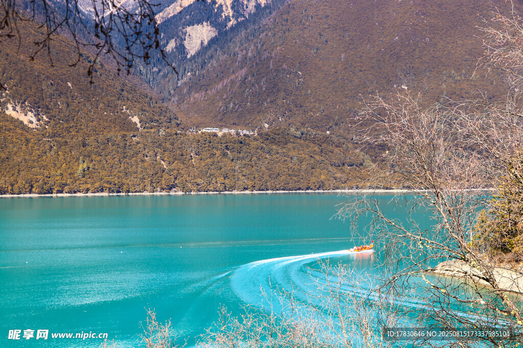蓝湖泛舟美景