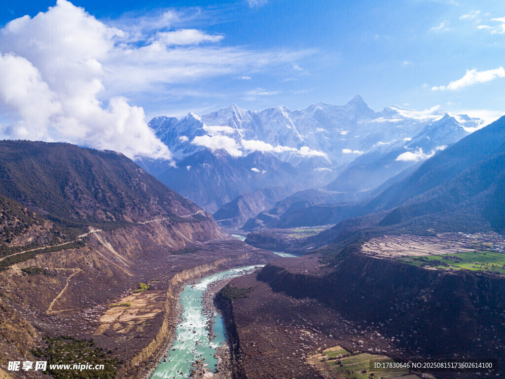 壮丽河谷与巍峨雪山景观
