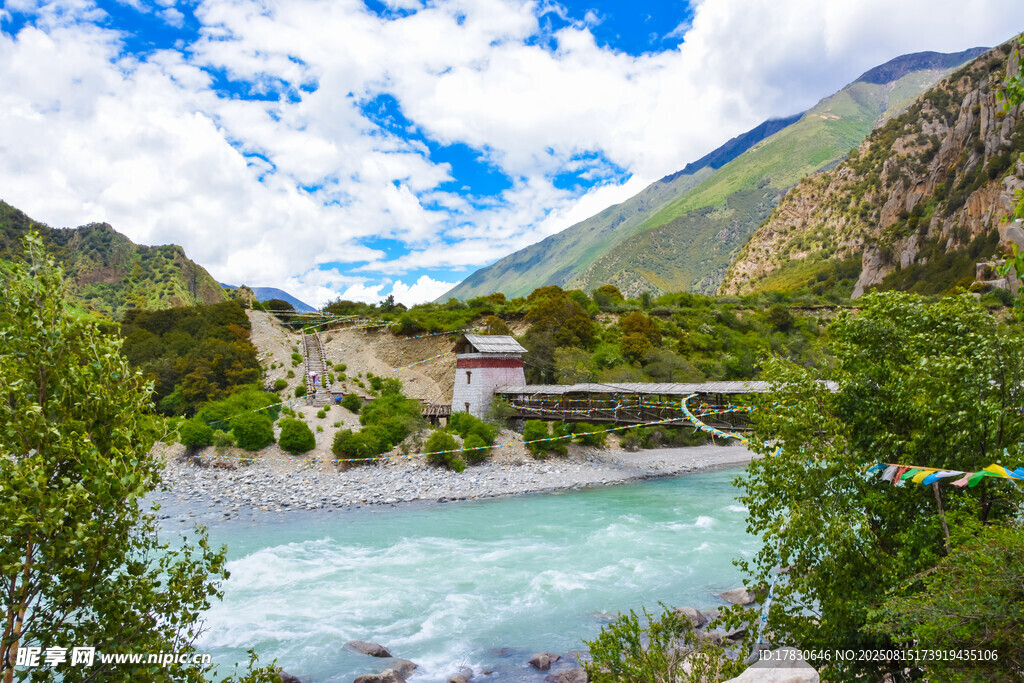 山间河畔美景