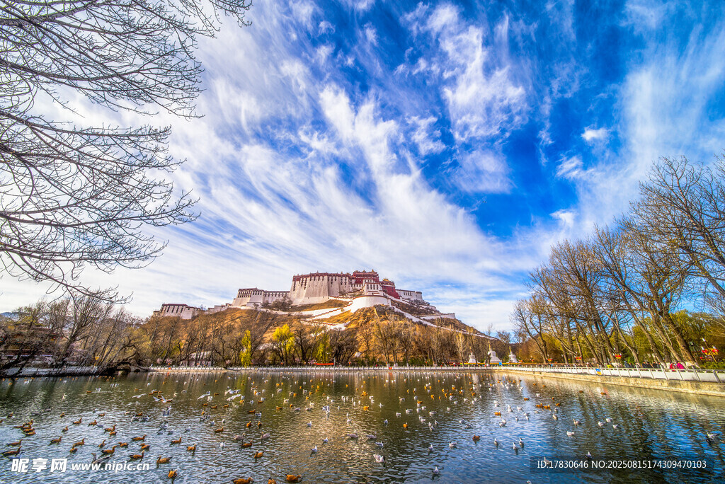 湖畔古建筑与蓝天白云美景