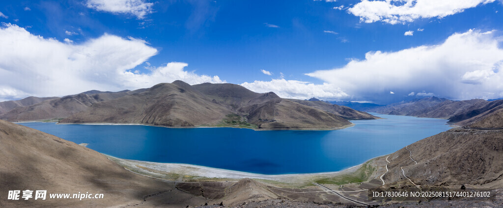 高山蓝湖美景