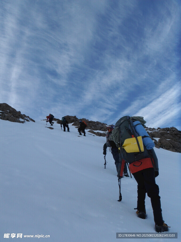 雪地徒步的登山者队伍