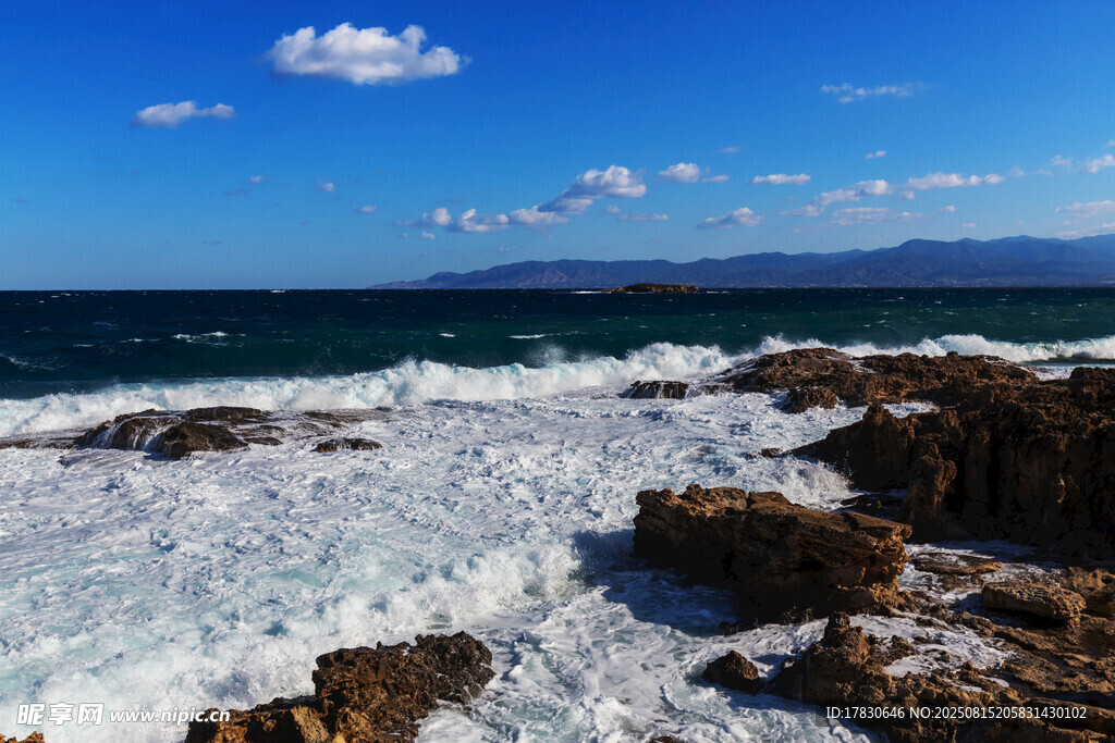 海边礁石与翻涌海浪景色