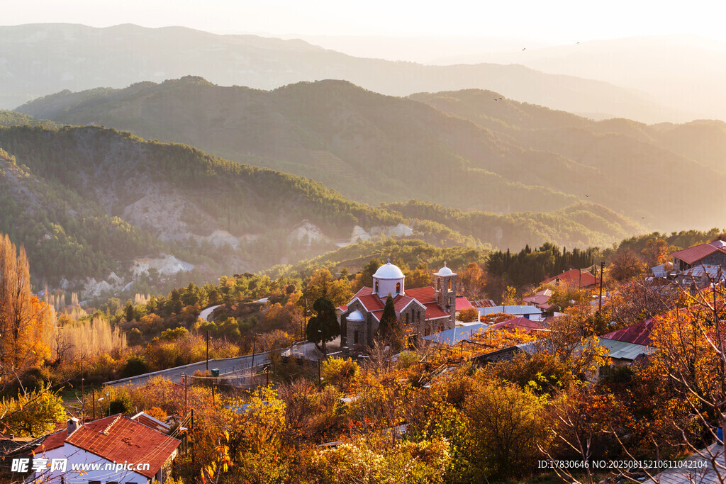 山间村落秋日美景