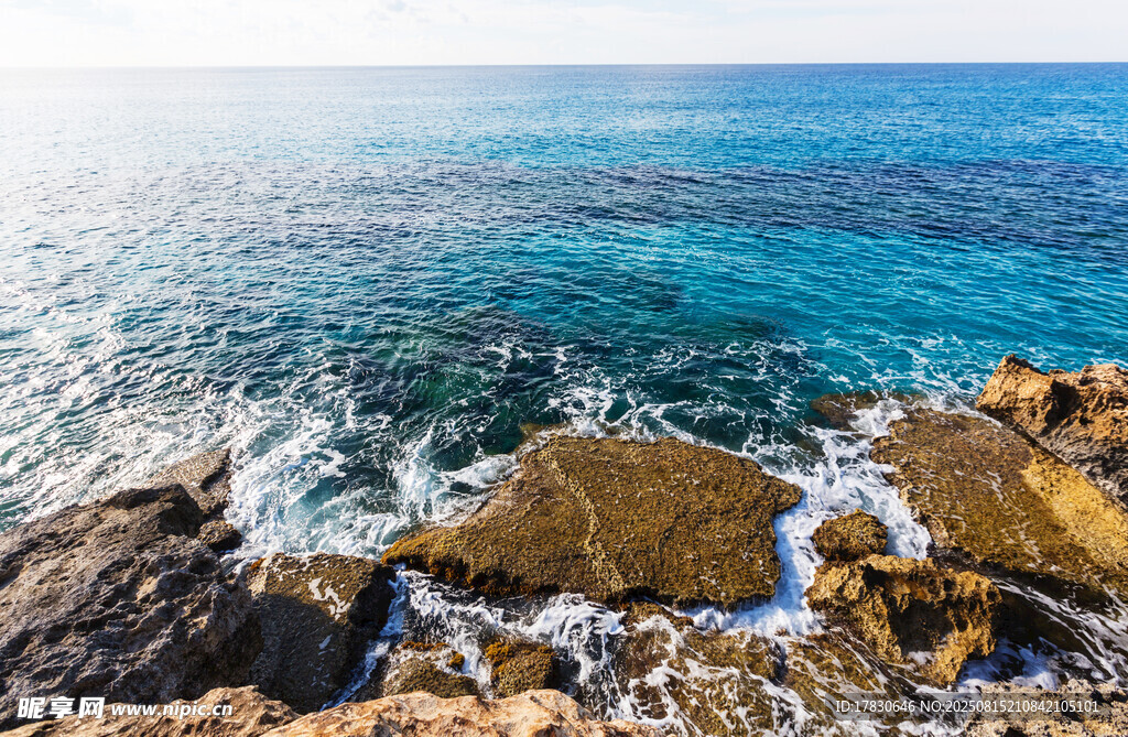 海边礁石与翻涌的海浪