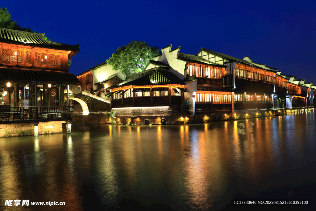江南水乡夜景古建筑倒影