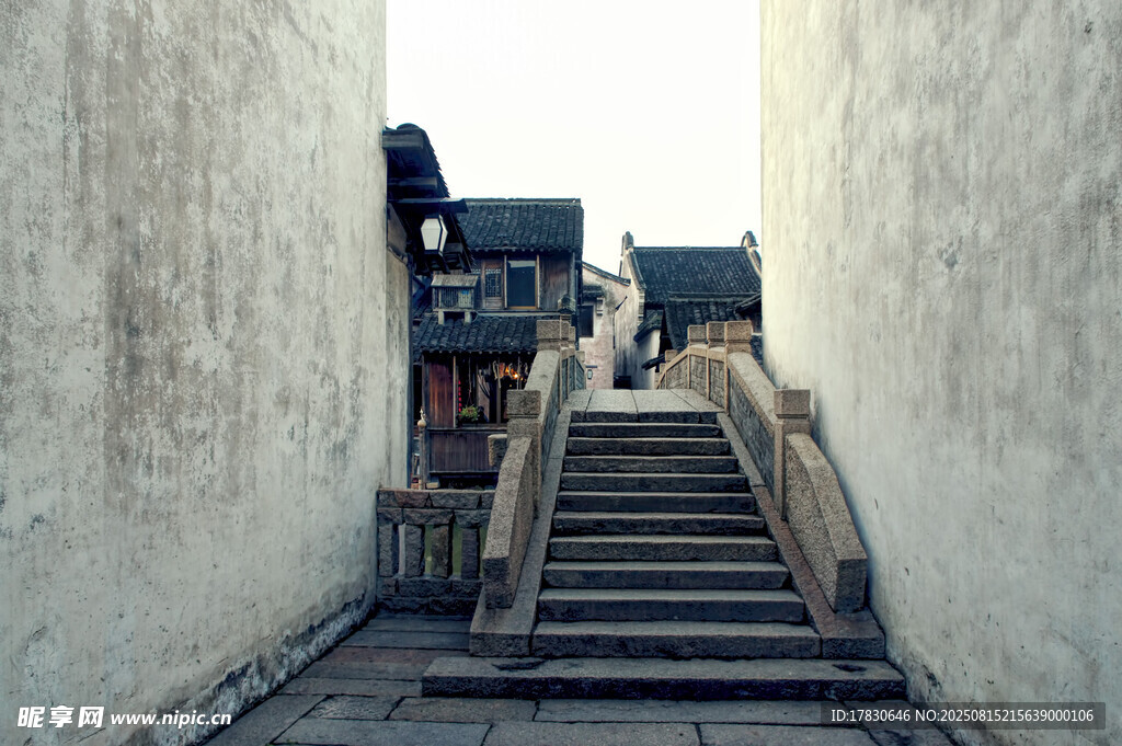 古巷中的石阶与老式建筑
