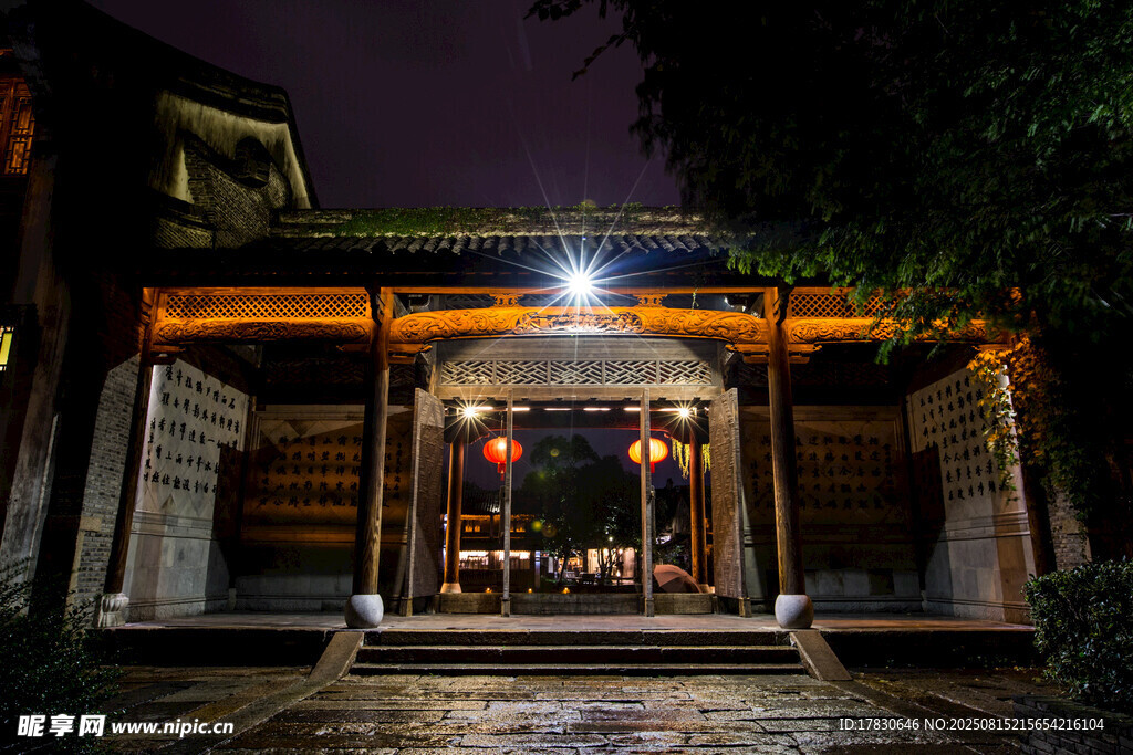 古雅夜景中的中式传统建筑