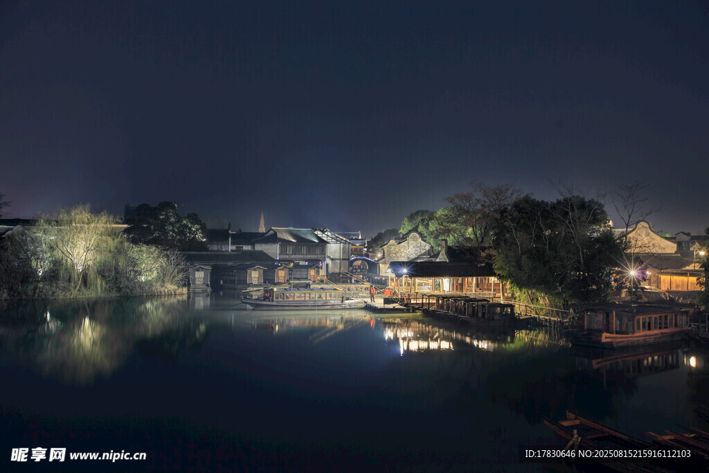 夜晚河畔灯火景观