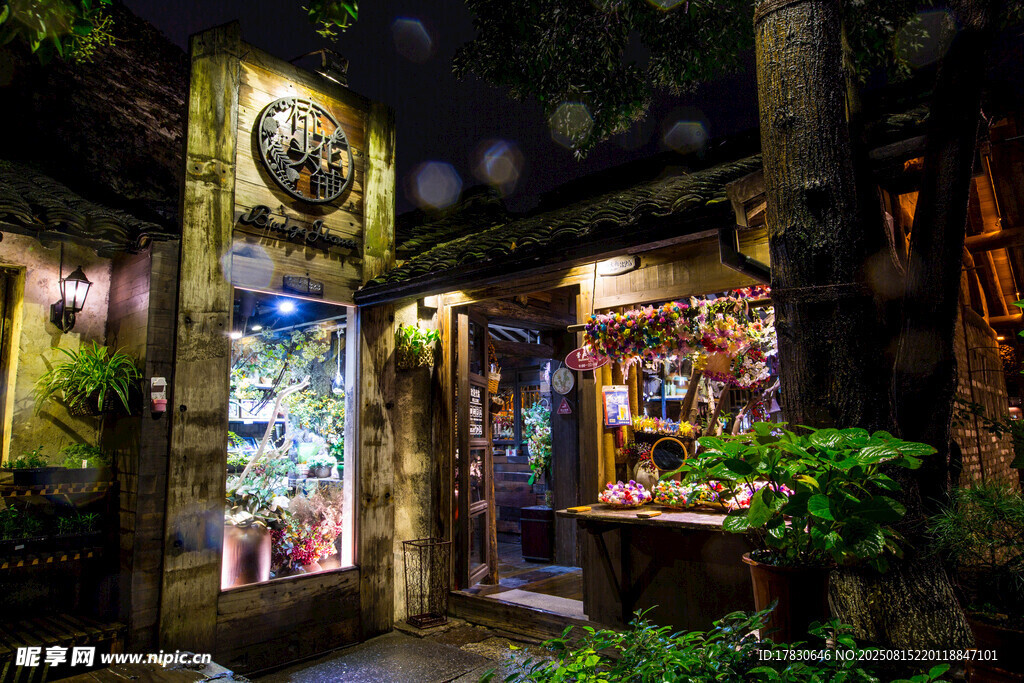夜晚街边的温馨小店