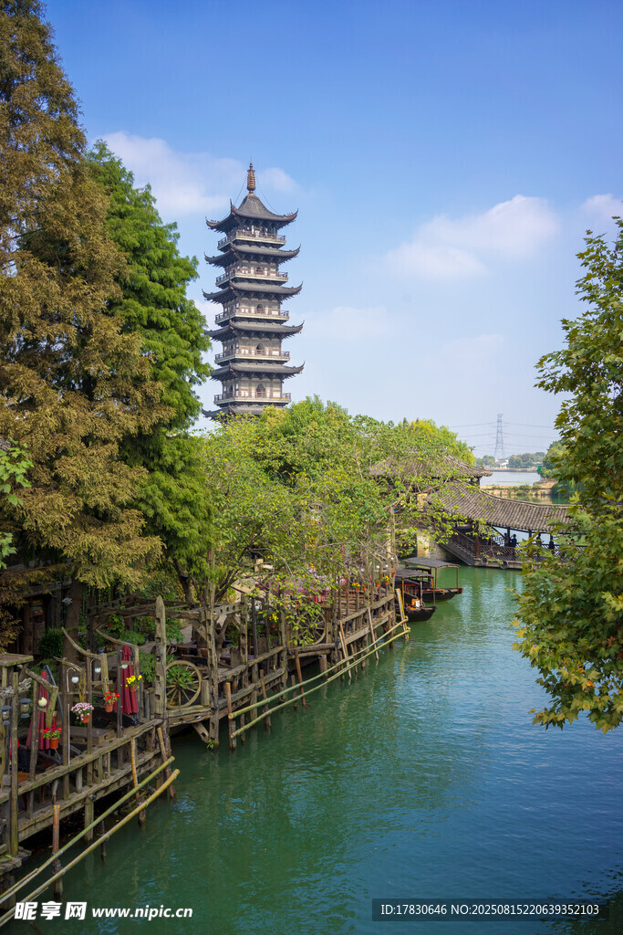 河畔古塔风景秀丽
