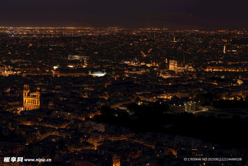 城市璀璨夜景俯瞰图