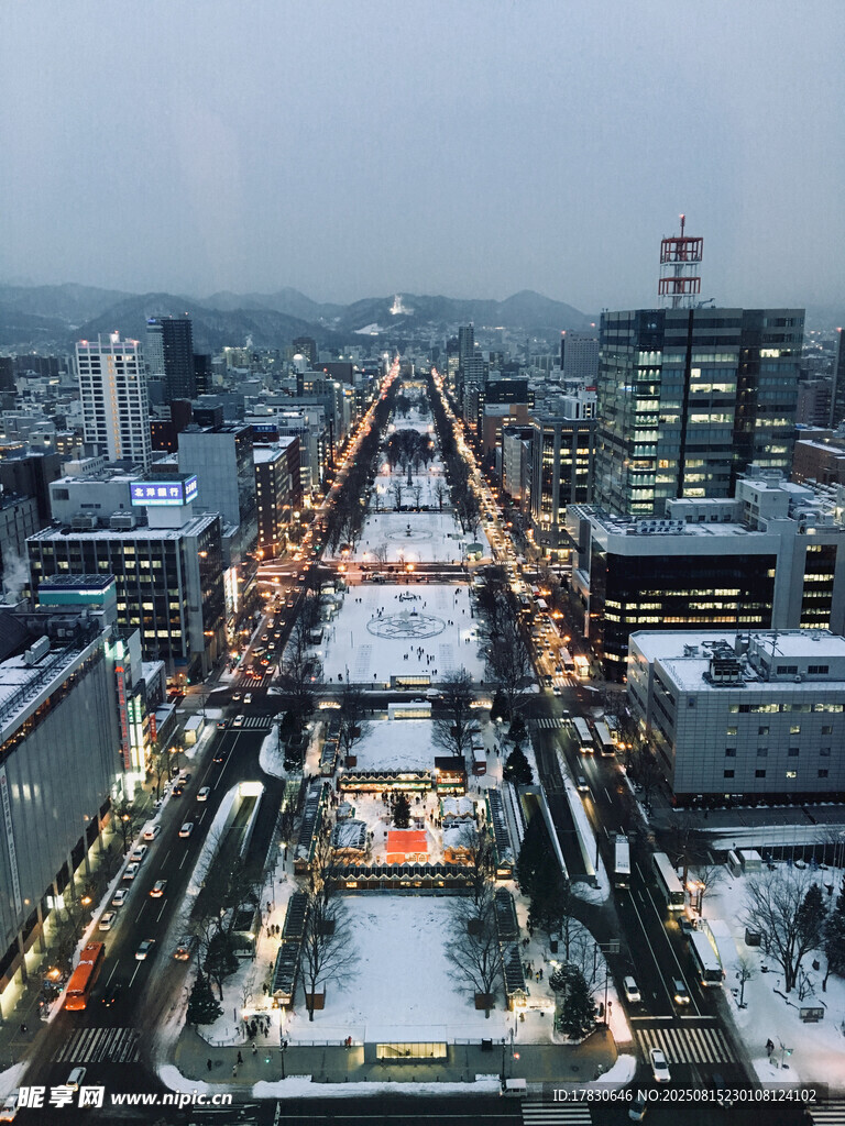 城市夜景中的璀璨灯光桥