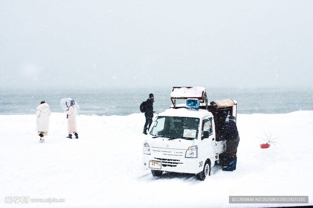 雪地中车辆与科研人员