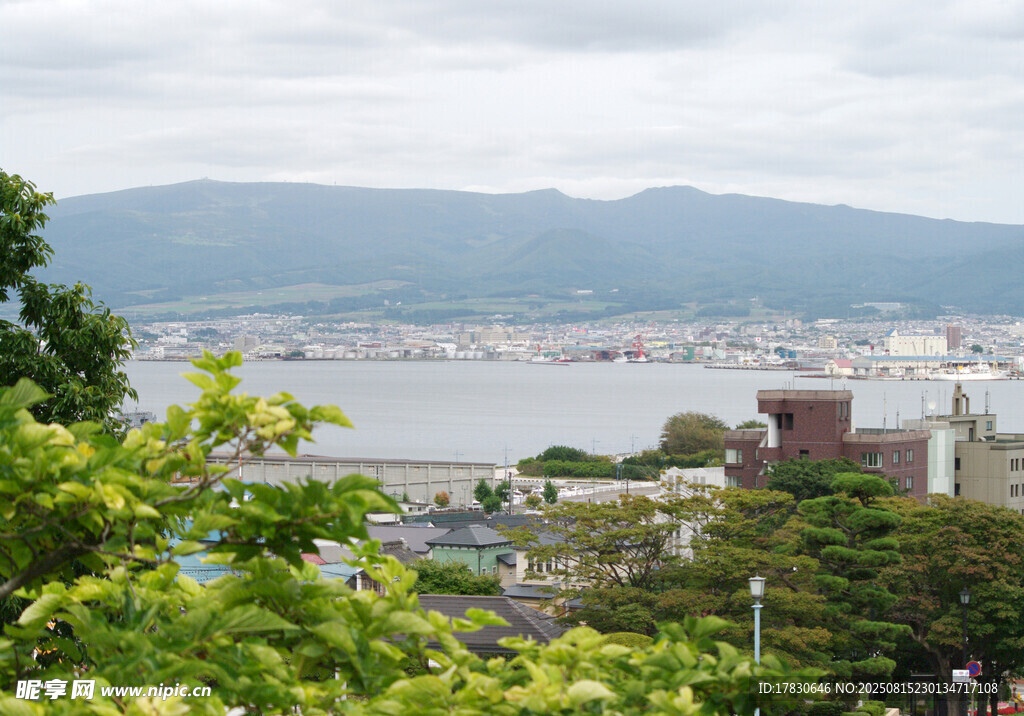 俯瞰城市与山水景致