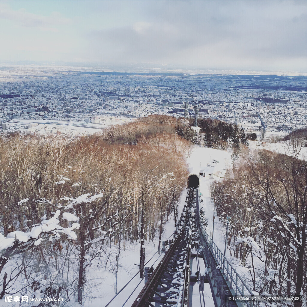 冬日雪景中的缆车轨道