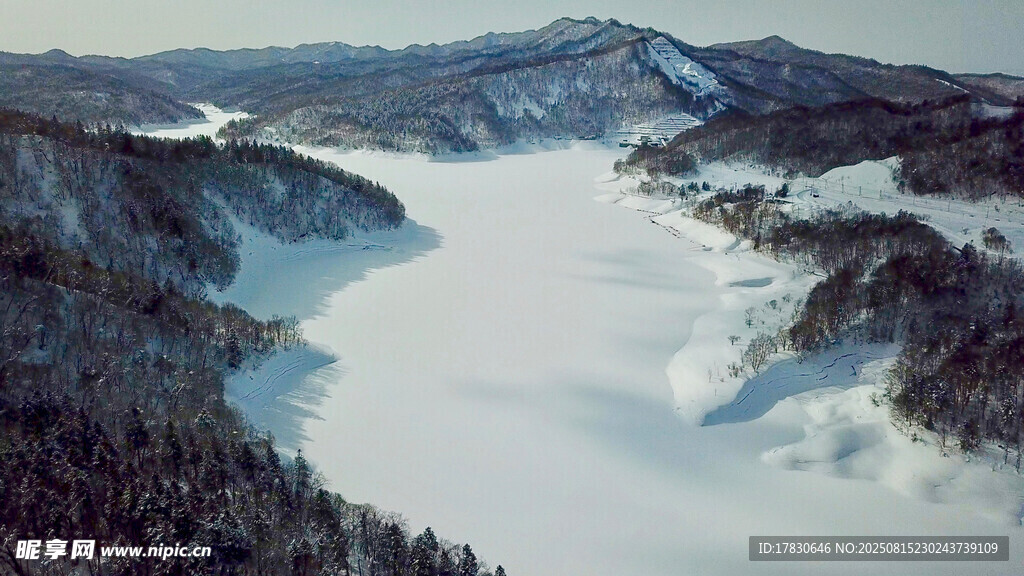 冬日静谧湖泊雪景