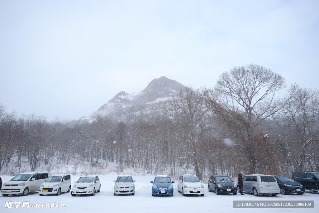 雪覆山林下的停车场景