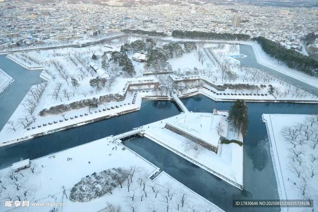 冬日雪景中的河道建筑景观