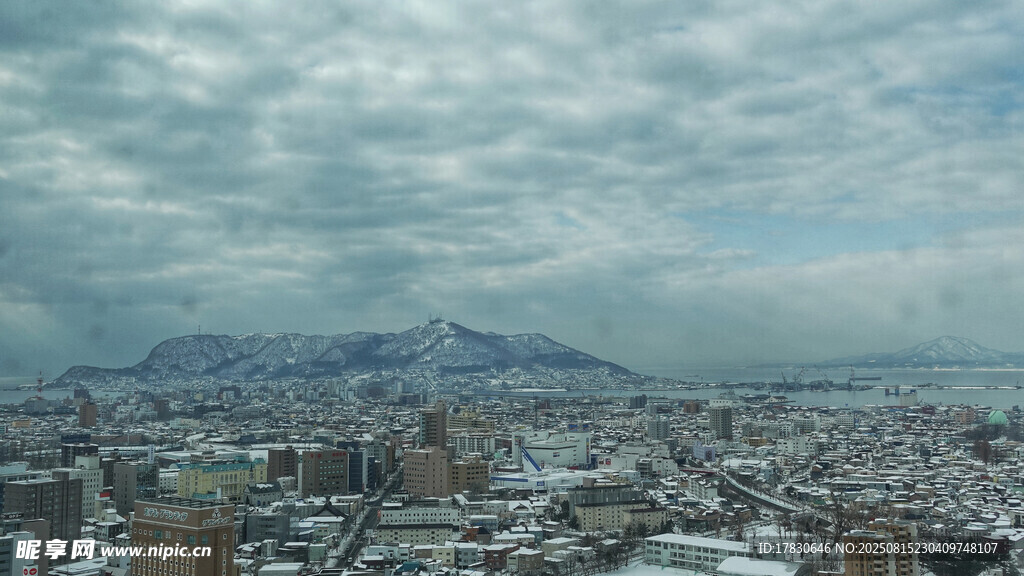 雪覆城市与远山景观