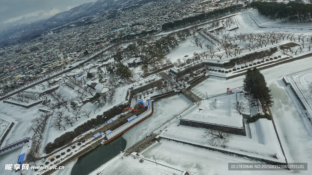 冬日城市雪景俯瞰图