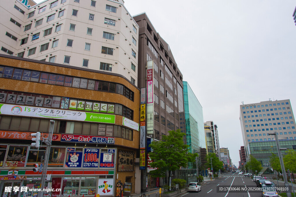 城市街道旁的多彩建筑