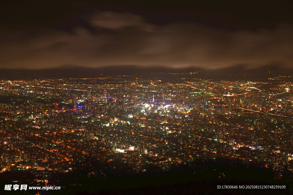 城市璀璨夜景俯瞰图