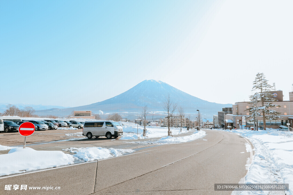 冬日小镇雪景与远山