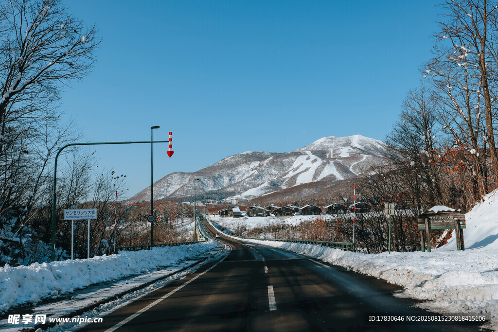 冬日雪覆公路与远山美景