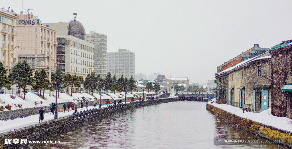 冬日河畔城市雪景风光