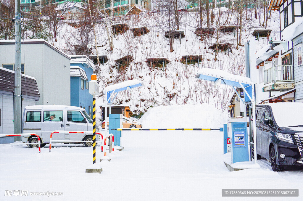 雪地中的车辆出入门禁