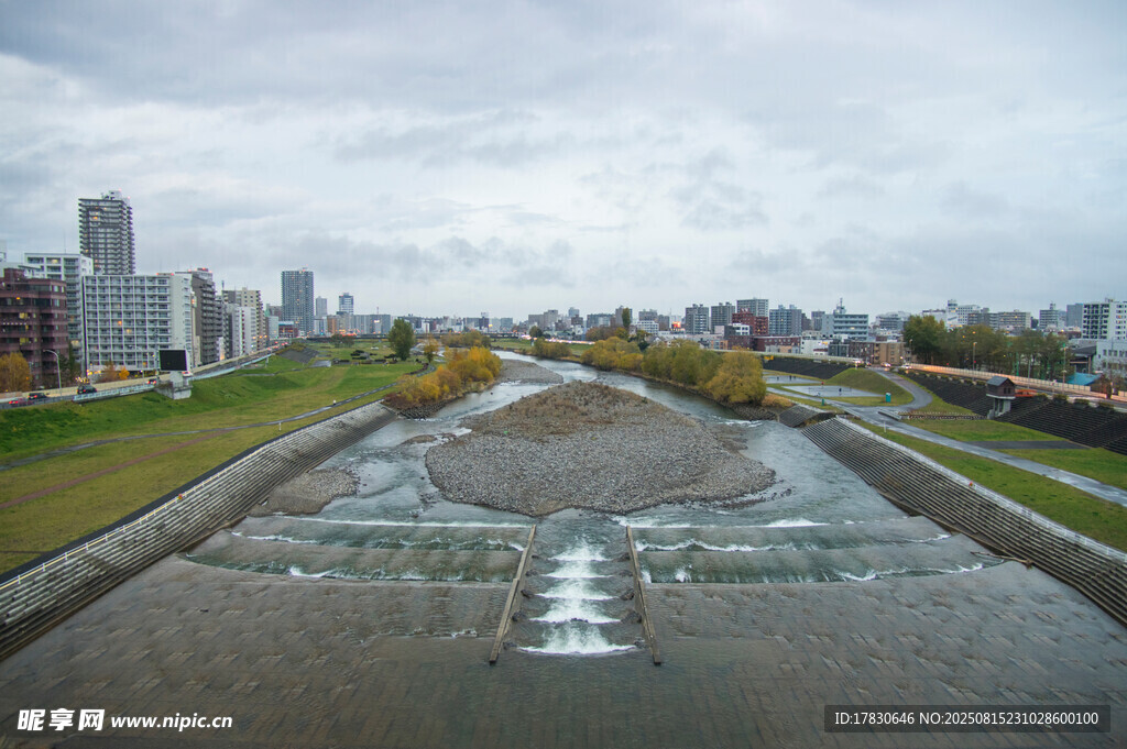 城市河道景观与周边建筑