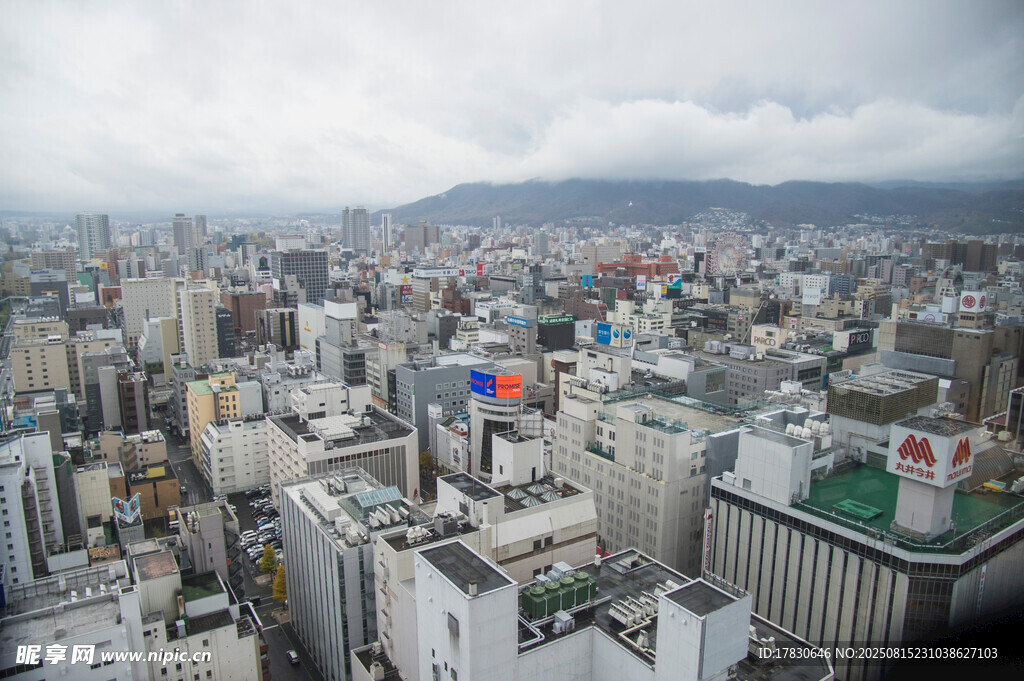 俯瞰城市建筑群景观