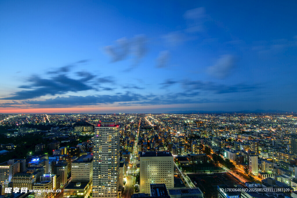 城市夜景俯瞰图
