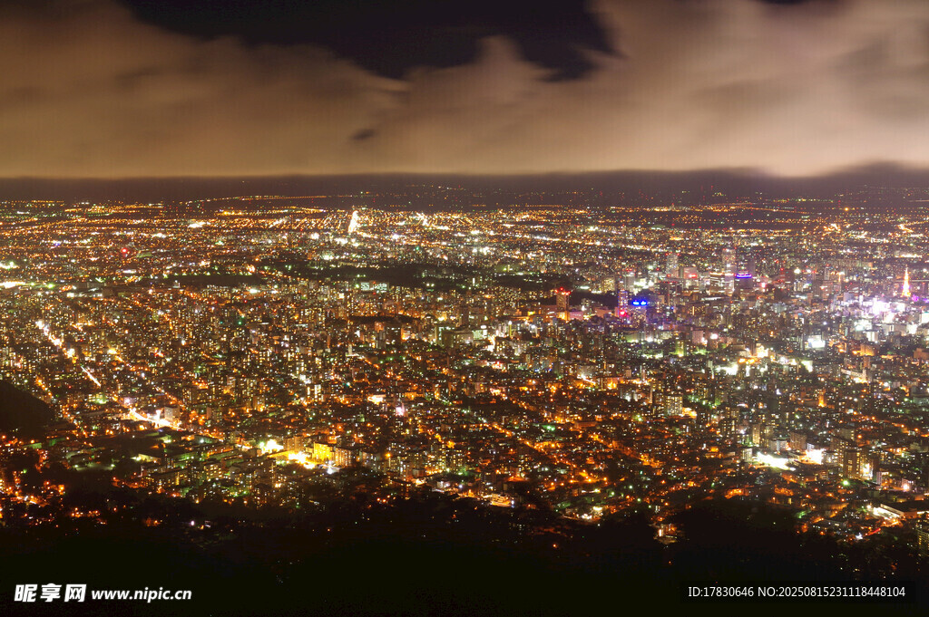 城市璀璨夜景俯瞰图
