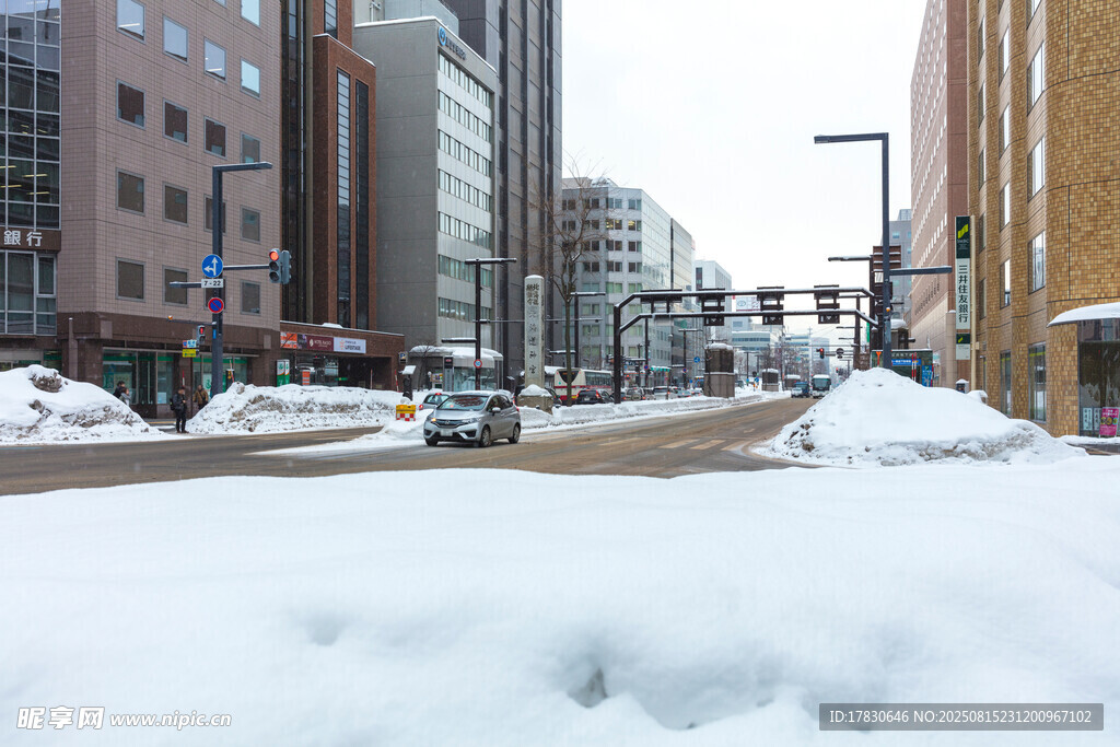 城市雪景中的街道景象