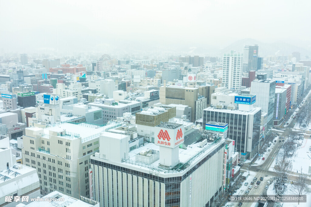 雪后城市建筑群景观