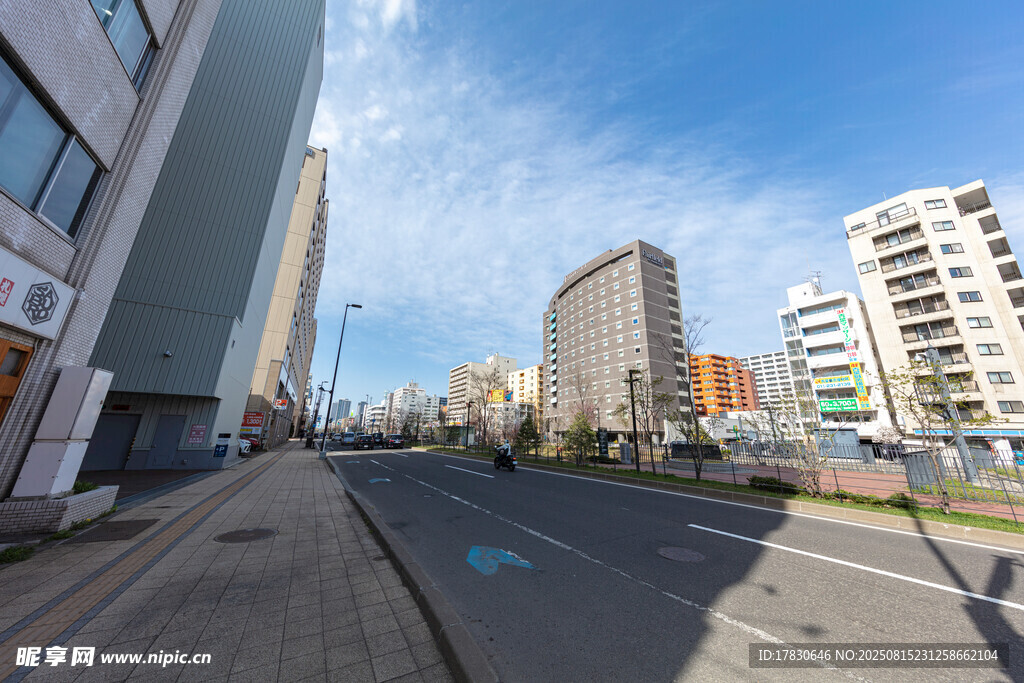 城市街道空旷景象