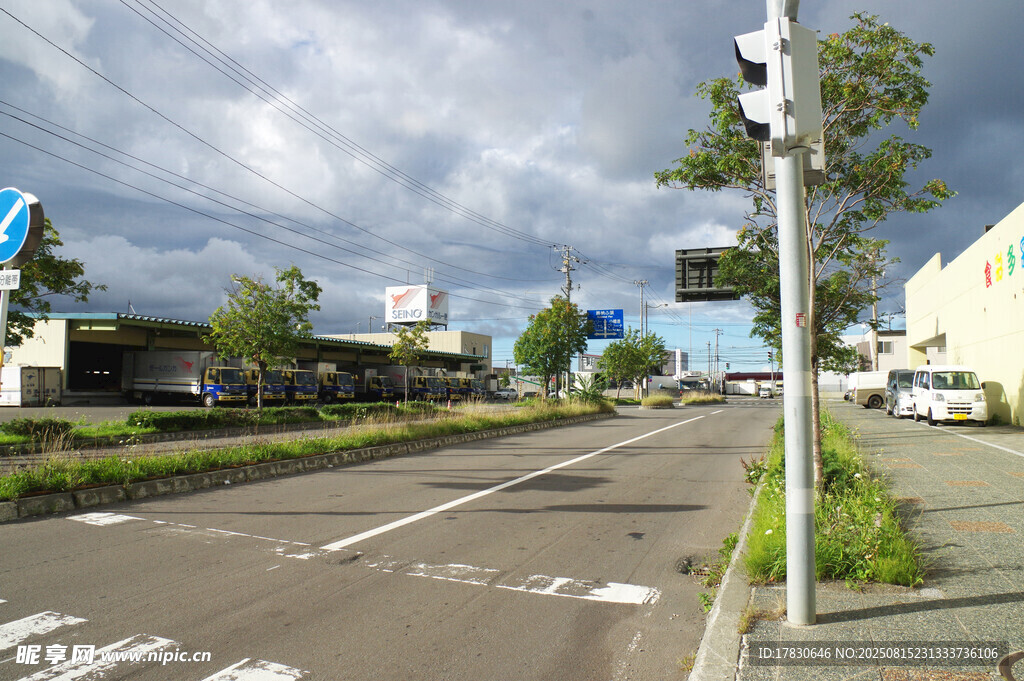 城市街道旁的交通信号灯