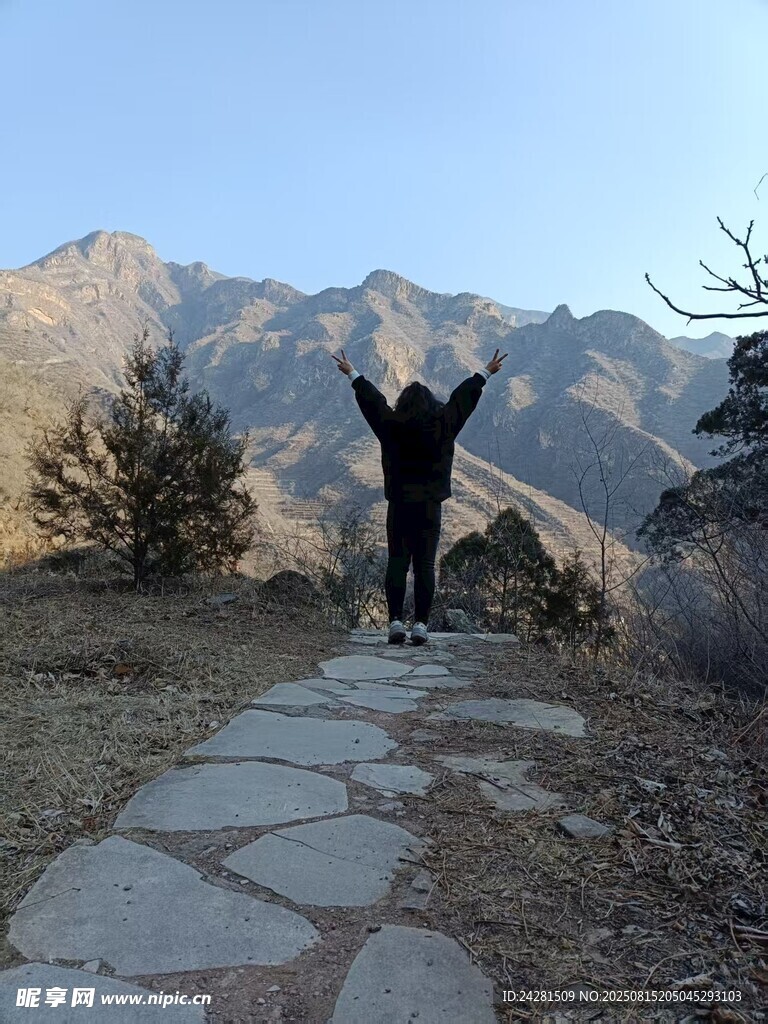 徒步者于山间小路上舒展 人与自