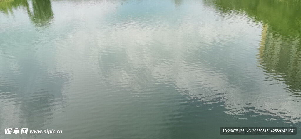 平静湖面倒映蓝天白云