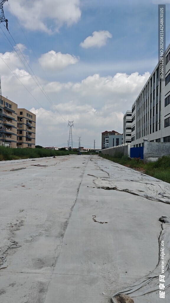 新建公路与空旷待开发的城市地块