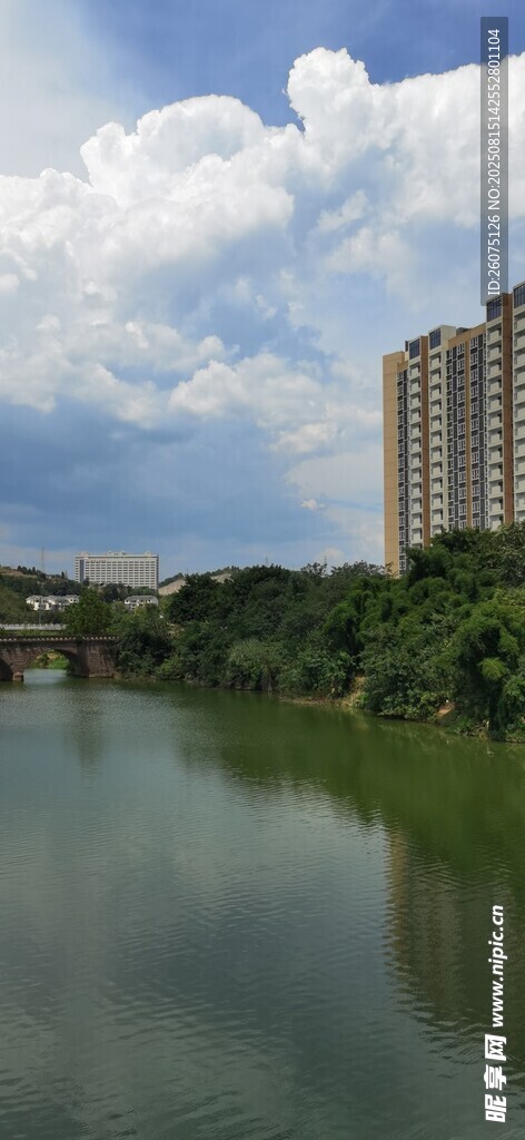 河畔高楼与蓝天白云美景