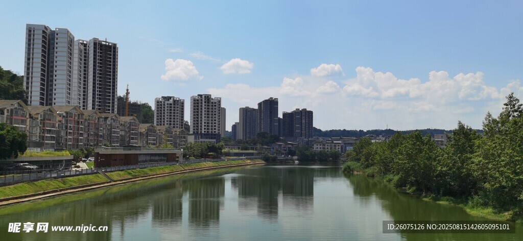 河畔城市风光