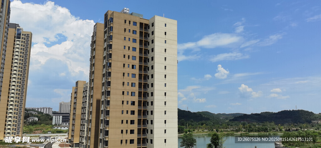 城市河畔高楼景观