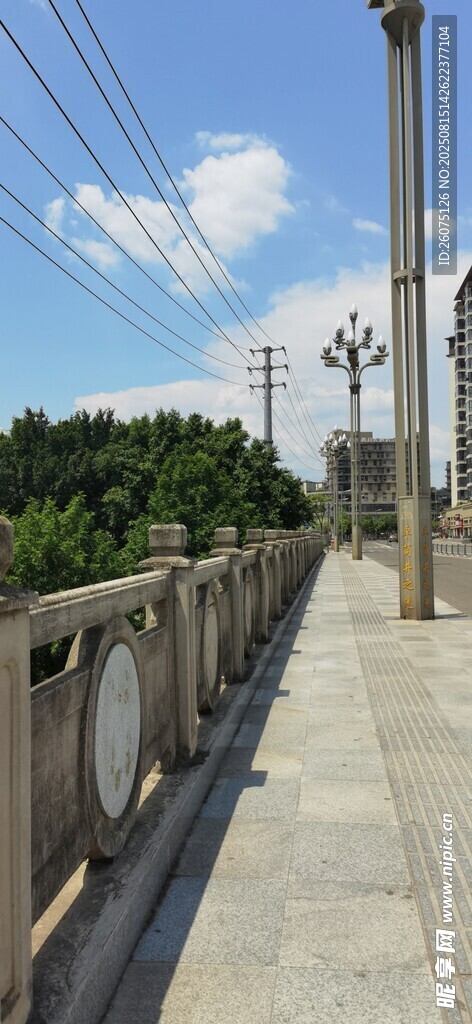 城市大桥上的户外行人步道