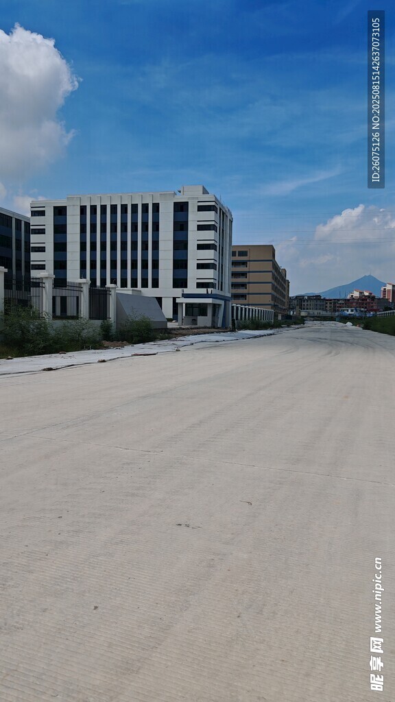 宽阔新建道路旁的现代建筑群