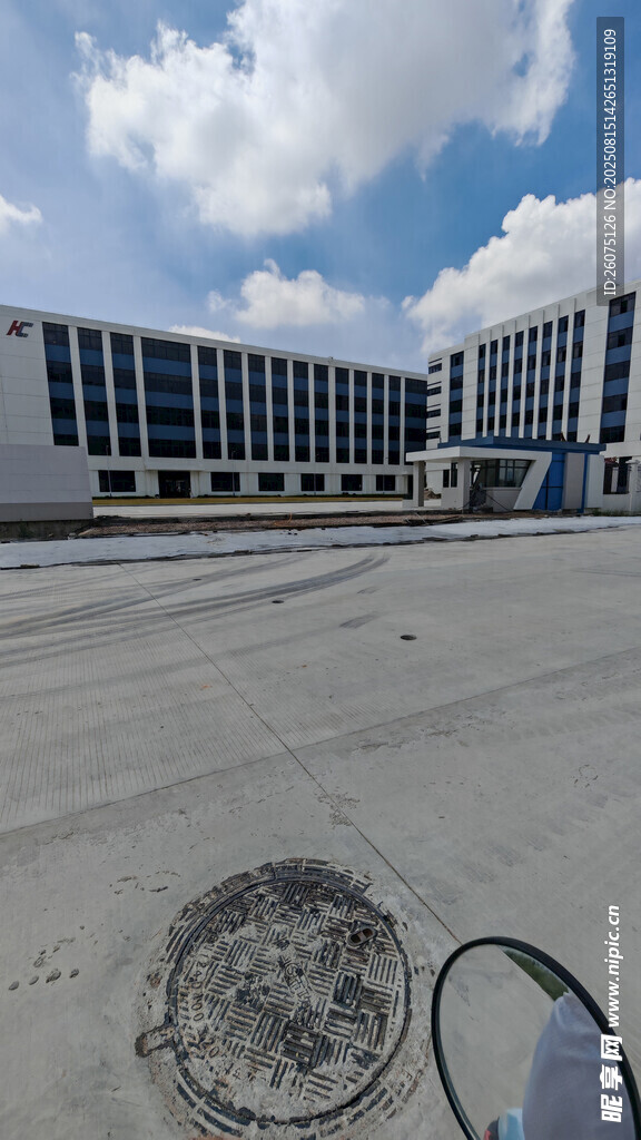 空旷在建公路与现代建筑景观